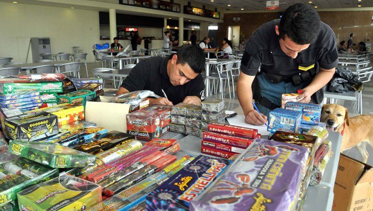 Buscan que se corte la entrada de la pirotecnia a Neuquén y Río Negro