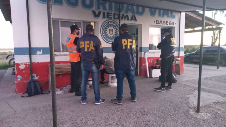 Viajaba en colectivo con un ladrillo de droga pegado al cuerpo