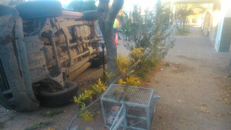 Un joven borracho subió a la vereda, chocó contra un poste de luz y volcó la camioneta 