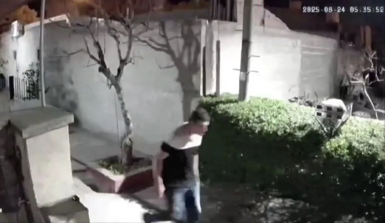 Las últimas imágenes obtenidas por cámaras de seguridad indican que el hombre se dirigió al río. Las últimas imágenes obtenidas por cámaras de seguridad indican que el hombre se dirigió al río.