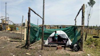 la joven que vive en una carpa con su hijo con autismo pidio ayuda