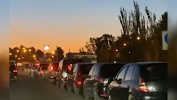 un kilometro y medio de fila para cargar nafta en cipolletti