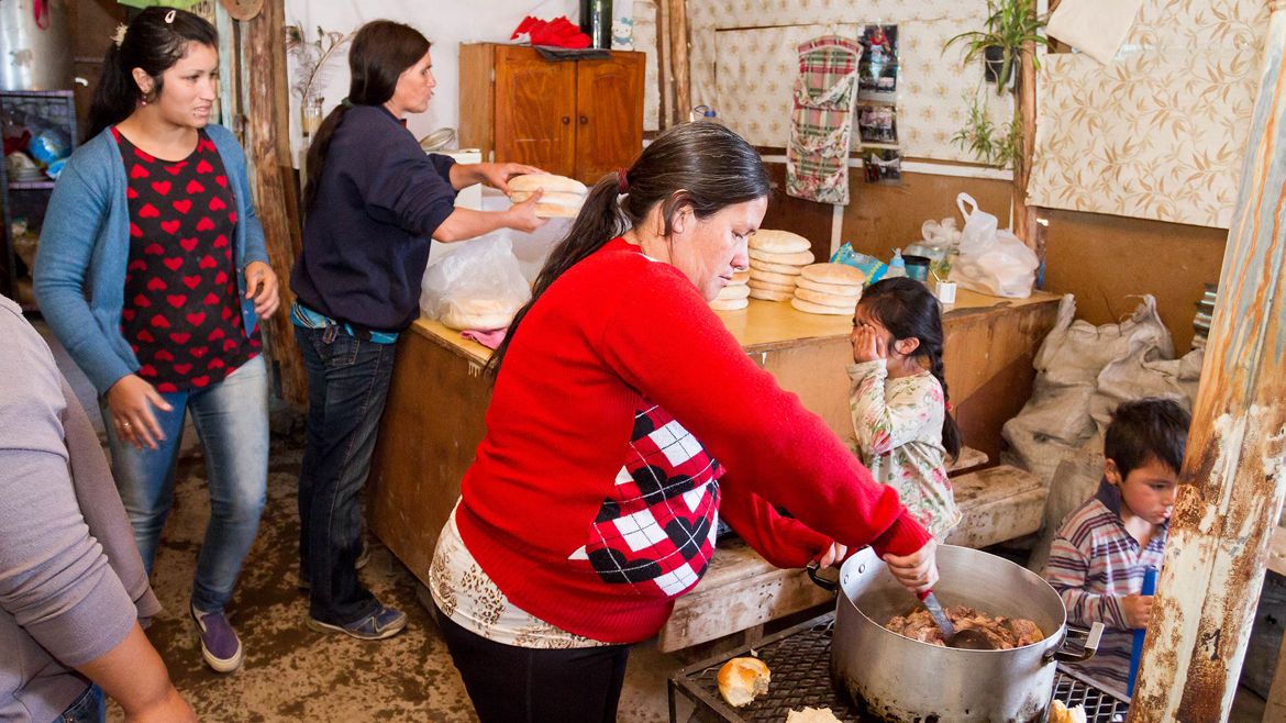 En las tomas de la zona norte los comedores comunitarios ya son habituales y cada vez reciben más vecinos.