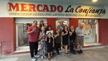 Hubo un brindis familiar antes de bajar la persiana en medio de la nostalgia y anécdotas. Cierra el histórico mercado La Confianza.