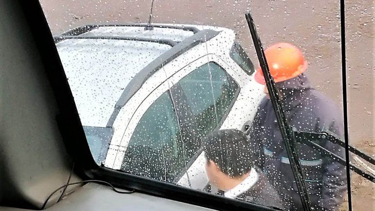 Estacionó en las vías e interrumpió el paso del Tren del Valle