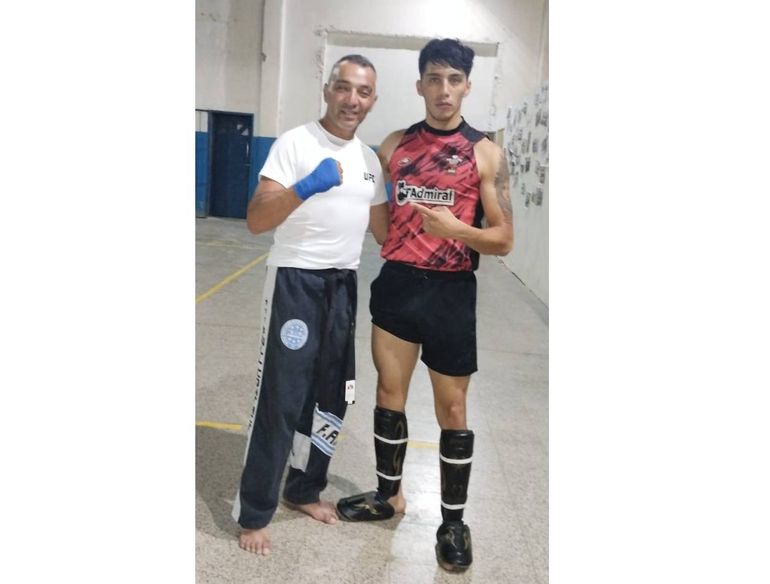 Hernán junto a su hijo en una clase de artes marciales. Hernán junto a su hijo en una clase de artes marciales.