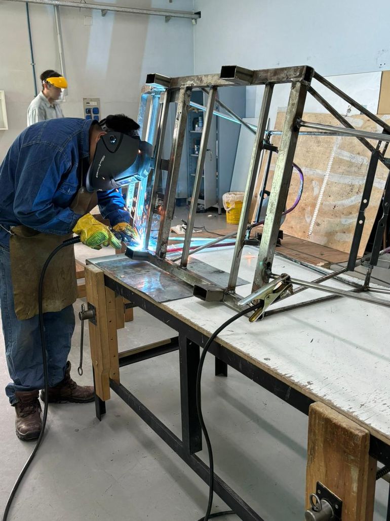 Los estudiantes ponen en práctica los contenidos aprendidos durante los cinco años de educación técnica, como la técnica de soldar. Los estudiantes ponen en práctica los contenidos aprendidos durante los cinco años de educación técnica, como la técnica de soldar.