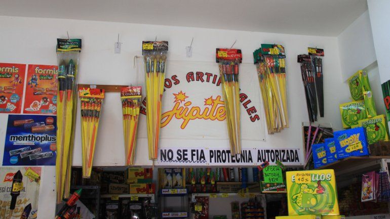 El uso y comercialización, está prohibido todo el año, pero las campañas preventivas se intensifican con las fiestas de Navidad y Año Nuevo.