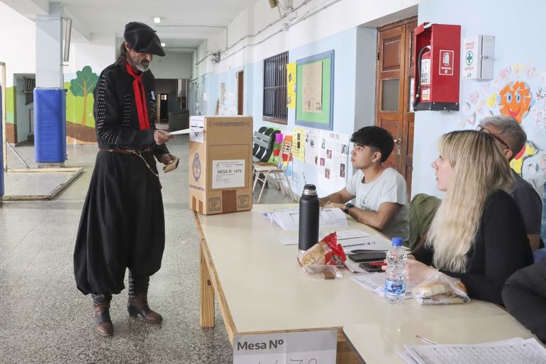Momento exacto del voto de uno de los gauchos más famosos de la zona. Foto Anahí Cárdena.