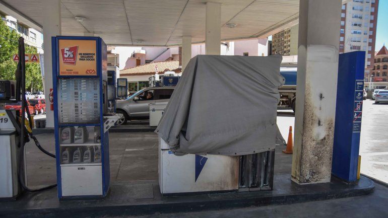 El hombre llenó un bidón