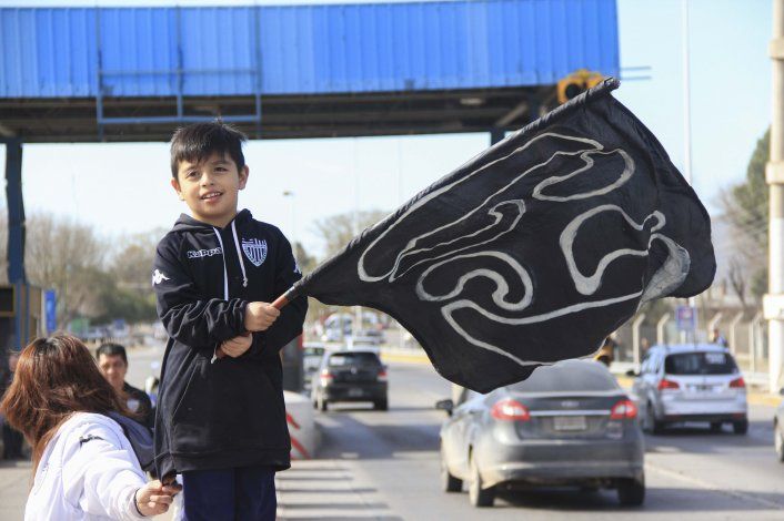 Los hinchas albinegros recibieron con emoción al equipo