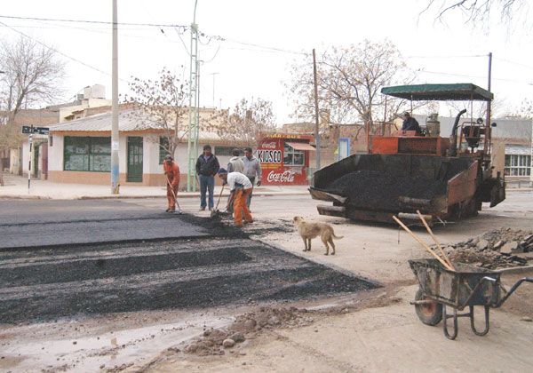 Comenzaron a pavimentar calle Venezuela cerca del hospital