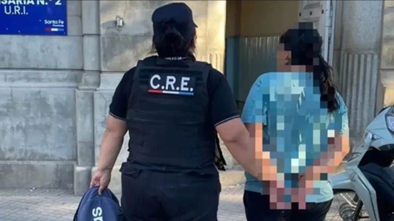 Una mujere advirtió que el nene estaba solo en la plata y dió aviso a la policía de Santa Fe.