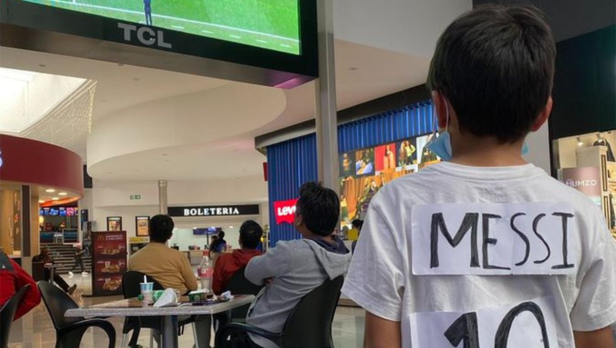 Nene armó su camiseta  con recortes para alentar a la selección