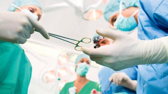 Denuncian a médico que volvió de Italia e iba a asistir un parto