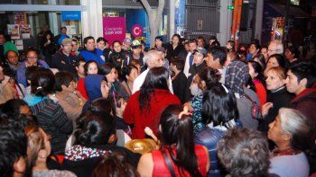 Una gran cantidad de vecinos se manifestó frente al Municipio para presionar por una respuesta a la expropiación.