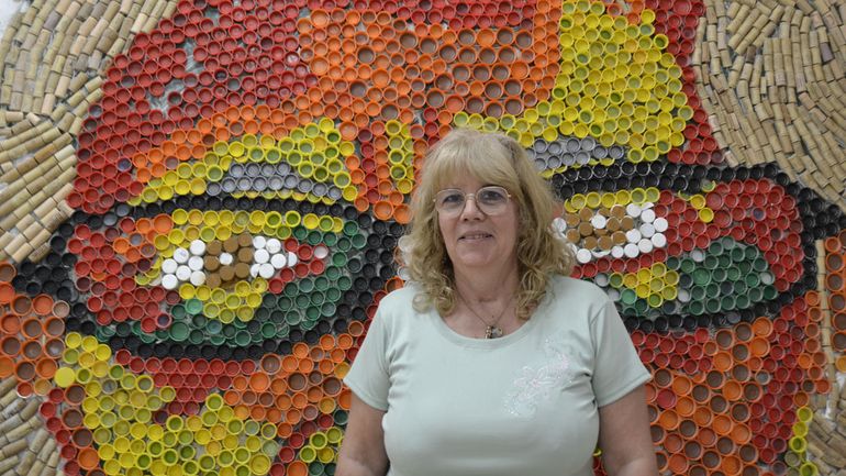 Susana Rotella de pie ante un mural muy especial. Es el mural que representa a Luisa Pincheira de Figueroa, la otra gran impulsora de la institución Alas del Alma. Luisa falleció a causa del Covid-19, pero su legado y su ejemplo de esfuerzo y sacrificio permanecerán siempre.