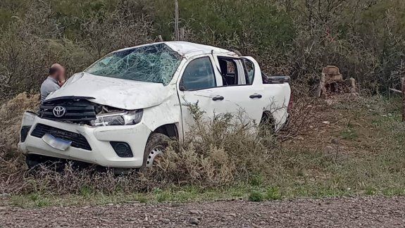 Perdió el control de la camioneta sobre la Ruta Nacional 151 y volcó