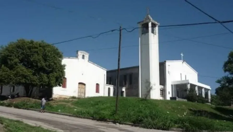 Cura a las piñas con un ladrón para evitar un robo en la iglesia
