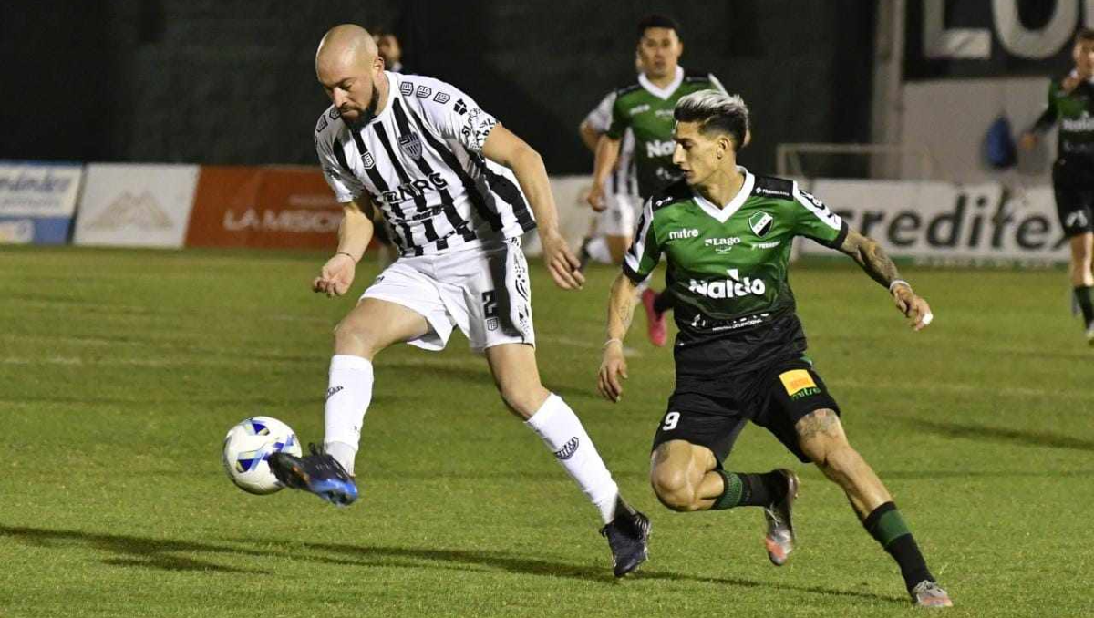Cipolletti no puede con Villa Mitre. Rodríguez aguanta contra Jara, en uno de los duelos de la noche. Fotos: gentileza prensa Villa Mitre&nbsp;