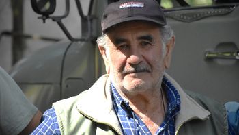 El rostro de la persistencia: A sus 72 años, Daniel Pérez recorre cada rincón de sus 25 hectáreas, convencido de que la fruticultura familiar sigue siendo el corazón del Alto Valle. Foto: Fabricio González. | LMCipolletti.com El rostro de la persistencia: A sus 72 años, Daniel Pérez recorre cada rincón de sus 25 hectáreas, convencido de que la fruticultura familiar sigue siendo el corazón del Alto Valle. Foto: Fabricio González.