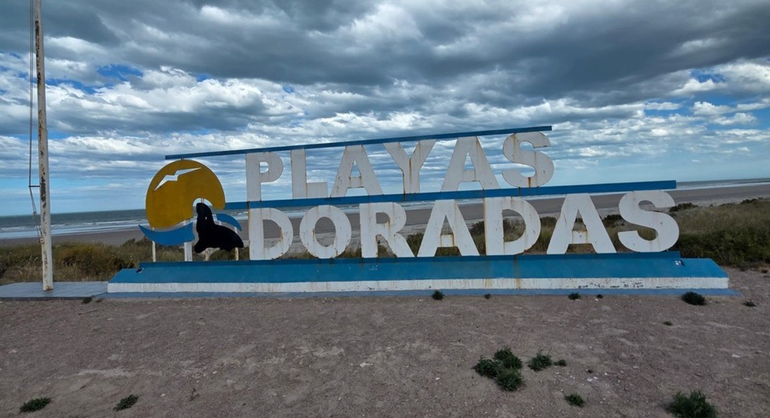 Acceso a la localidad balnearia de Playas Doradas.
