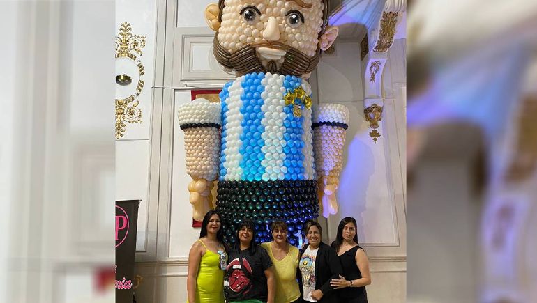 Las valletanas del gigantesco muñeco de globo de Messi que sorprendió a La Scaloneta