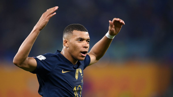 francia, el primero en pisar los octavos de final: el doblete de mbappe
