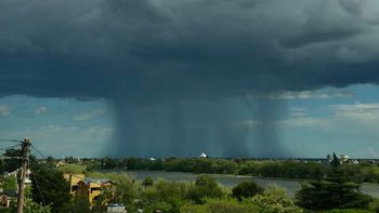 El cielo sorprendió a los vecinos de la capital rionegrina: Parece el hongo de una bomba nuclear. Foto: Agustin Córdoba. El cielo sorprendió a los vecinos de la capital rionegrina: Parece el hongo de una bomba nuclear. Foto: Agustin Córdoba.