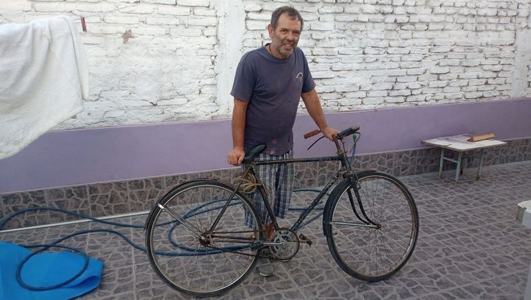 Juan Pérez y su histórica bicicleta. Sus familiares la trajeron de España a mediados del siglo pasado