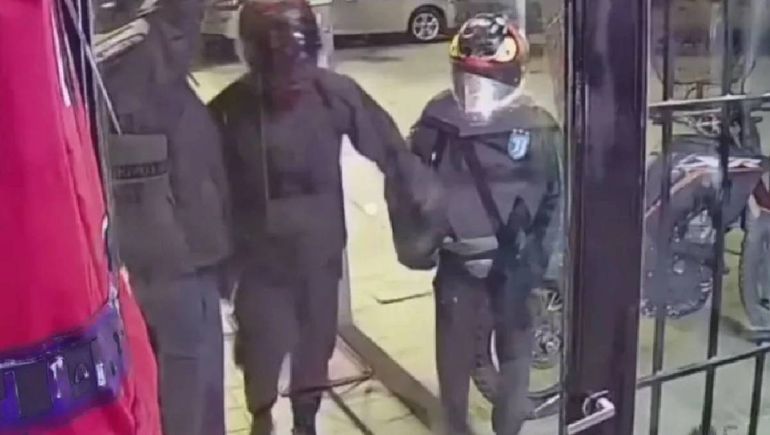 Robo millonario en pleno centro: rompieron la vidriera y se fueron en un minuto