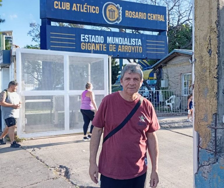 Un Canalla de ley. Carlos Arias, el rosarino que vende artículos de limpieza en el Valle. Un Canalla de ley. Carlos Arias, el rosarino que vende artículos de limpieza en el Valle.