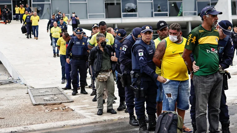 Brasil: recuperaron el control de los edificios y hay al menos 400 detenidos