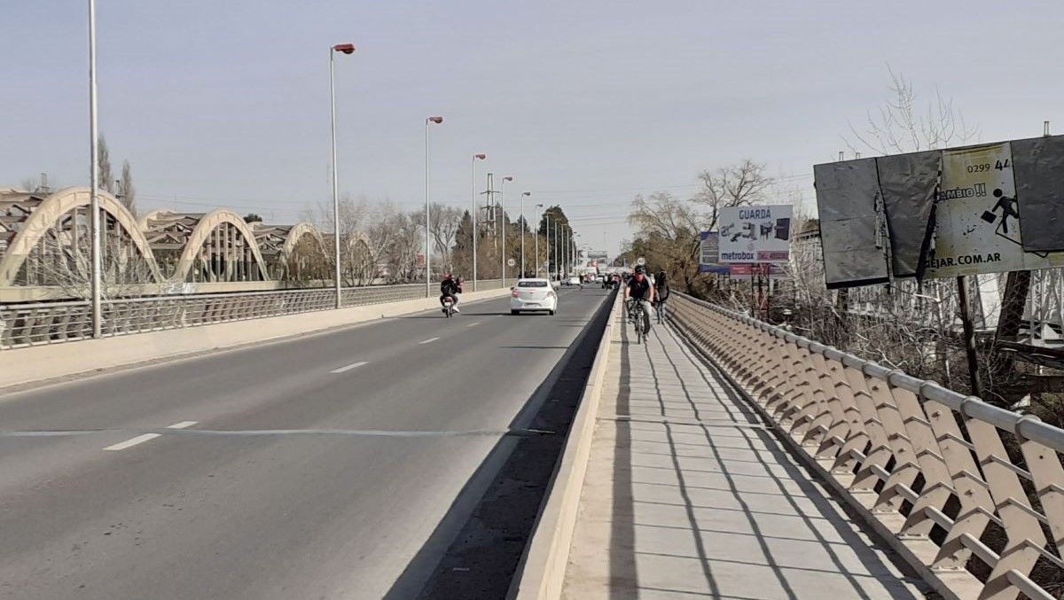 Los ladrones después de robarle al adolescentes escaparon en bicicleta hacia Neuquén por los puentes carreteros.&nbsp;
