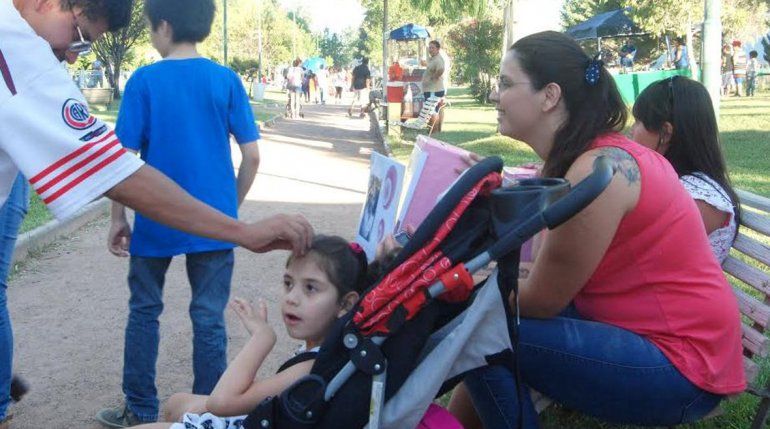 Uma estuvo ayer en el Paseo Cultural con familiares y amigos. Es momento de ser generosos con ella.
