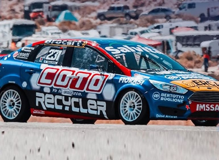 Manu Urcera estuvo lejos de la pelea en el comienzo de la temporada del Turismo Nacional