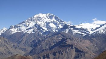 un andinista cayo 60 metros en el cerro aconcagua y esta grave