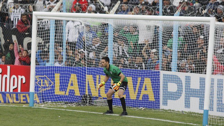 Alasia terminó parándose debajo de los tres palos como consecuencia de los festejos que desató Goycochea.