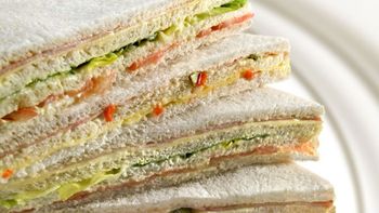 Infaltables en cualquier reunión, los famosos sándwiches de miga. | LMCipolletti.com Infaltables en cualquier reunión, los famosos sándwiches de miga.