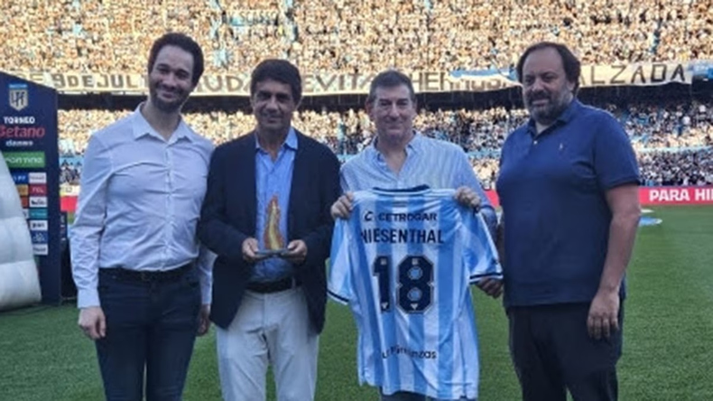 El premio que recibió Racing en la previa a su partido contra River | LMCipolletti.com El premio que recibió Racing en la previa a su partido contra River