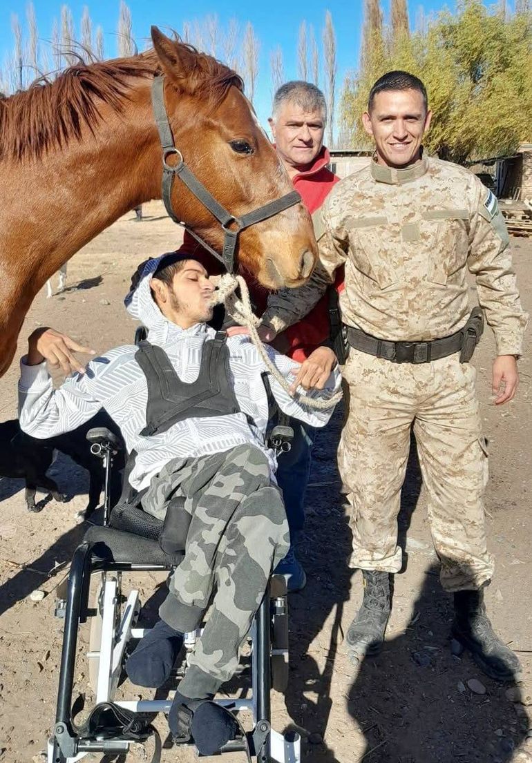 Todo el cariño de Jonhy para su querido caballo.