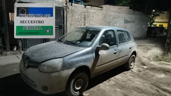 El Clío robado la semana pasada a una vecina de la calle Paraguay, apareció en un sector del barrio La Paz. El Clío robado la semana pasada a una vecina de la calle Paraguay, apareció en un sector del barrio La Paz.