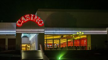 Dos sujetos fueron retirados del casino por generar disturbios. Minutos después comenzaron a los piedrazos contra el personal.