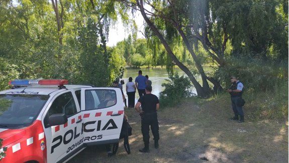 Buscan a un hombre que se tiró borracho al río Neuquén
