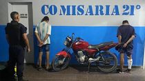 La moto secuestrada y los dos hombres detenidos por atacar a balazos a la policía. La moto secuestrada y los dos hombres detenidos por atacar a balazos a la policía.
