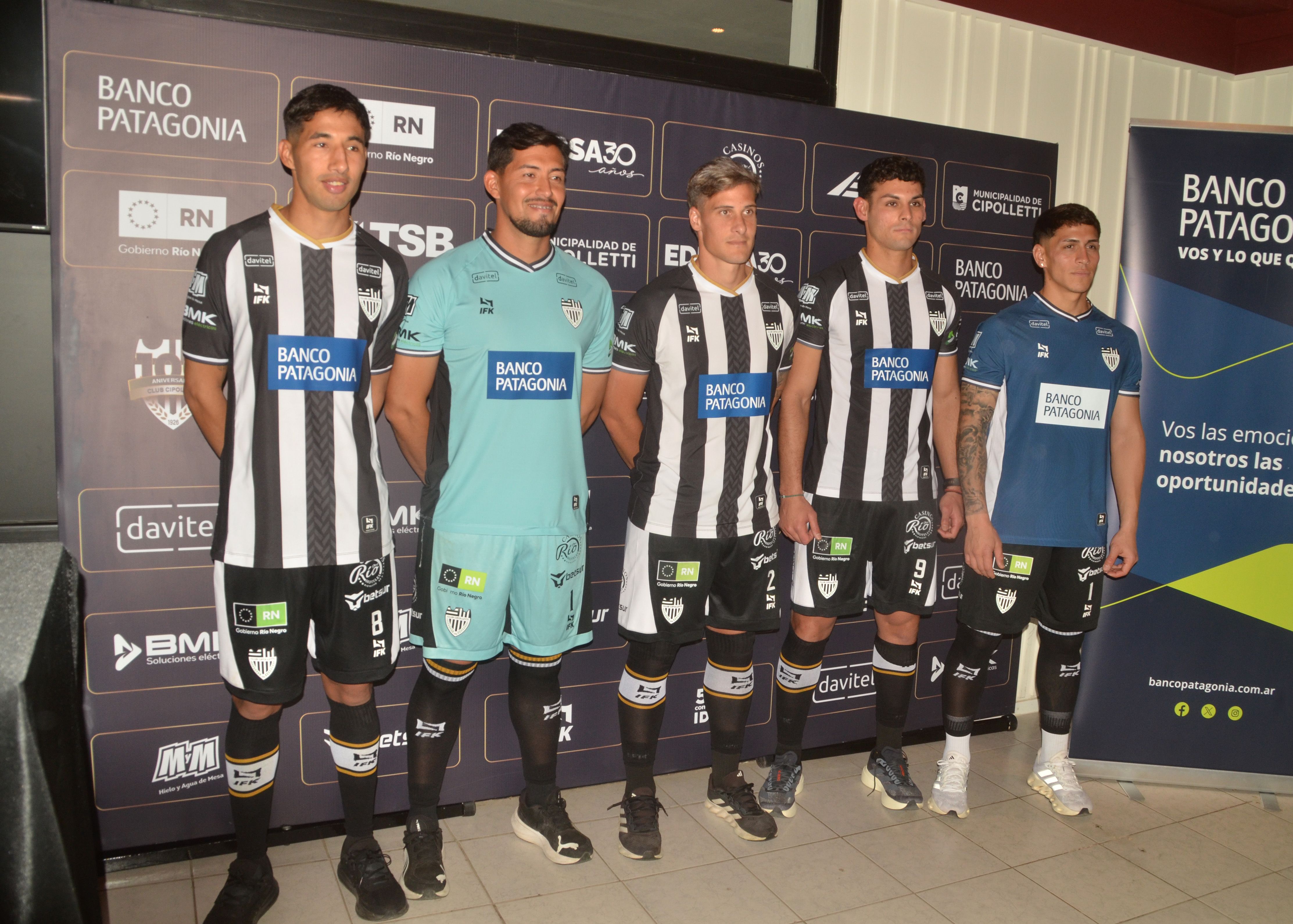 Cipo sumó los sponsors a su camiseta.