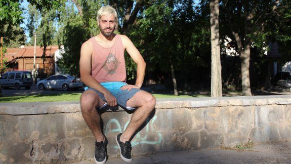 Dante, el hermanito más polémico, en la Plaza del Trébol, donde jugaba a las escondidas hasta las 10 de la noche.