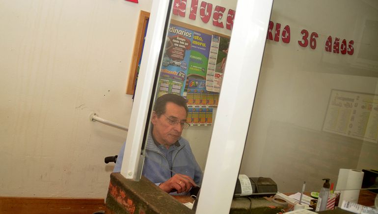 Héctor, el emblemático agenciero que lo da todo por sus vecinos