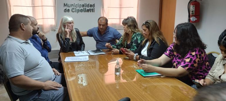 Funcionarios y dirigentes de los gremios municipales siguen discutiendo en paritarias.