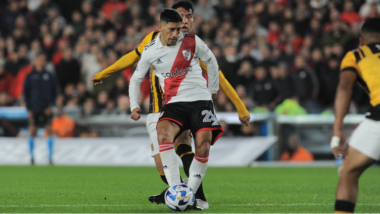 Rodrigo Aliendro toca con clase para abrir el marcador ante The Strongest en el último partido de la fase de grupos de la Libertadores. Foto: TÉLAM